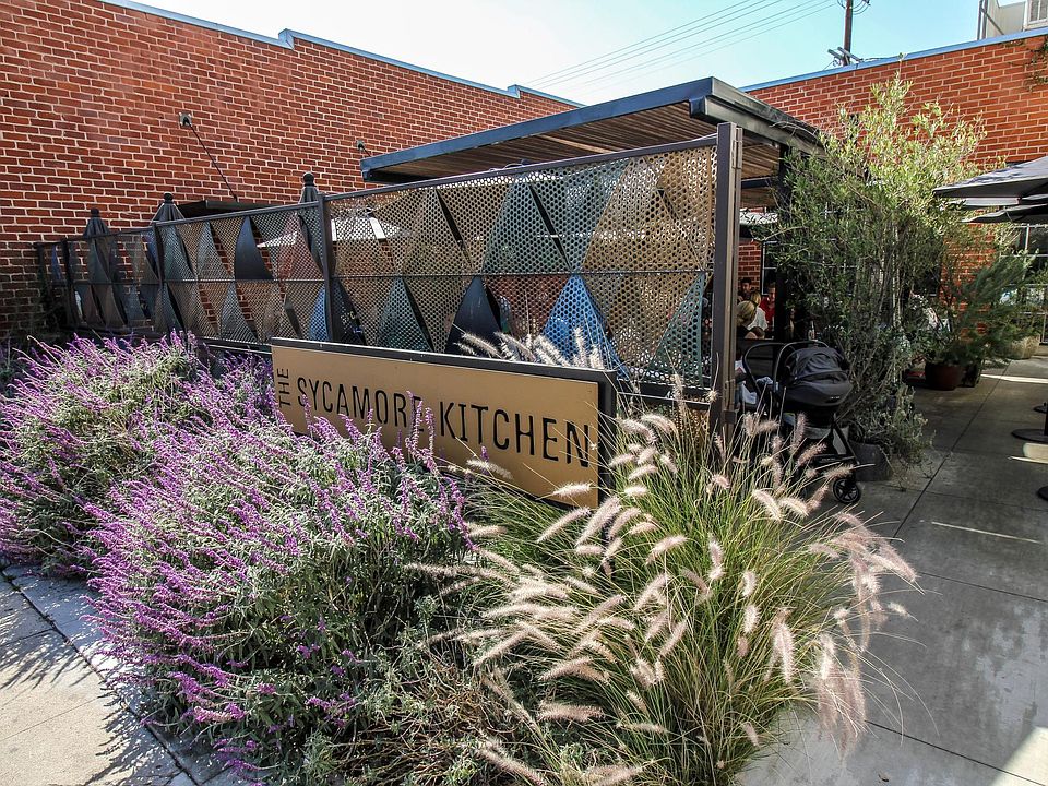 1st image of 131 S La Brea Ave
