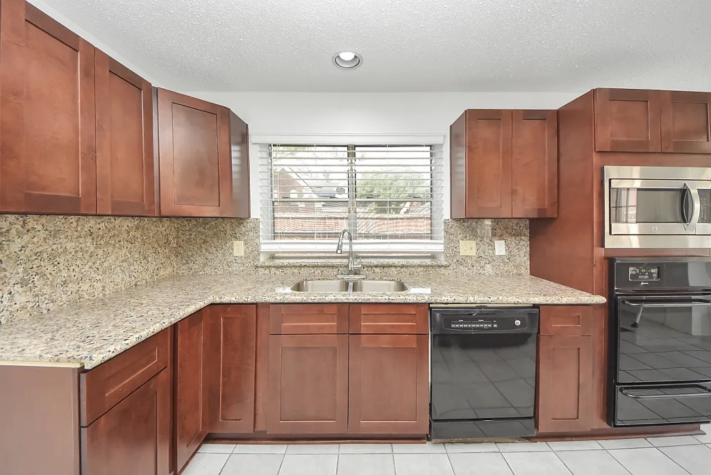 4 bed, 1972 sqft, $2,000 — Photo 3