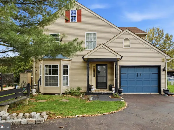 136 Packham Ct, Telford, PA 18969