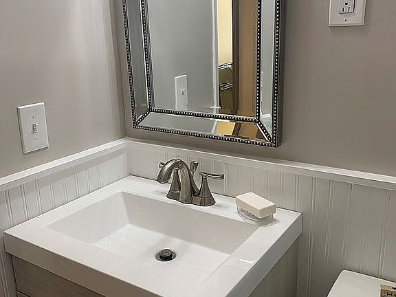 3rd image of 8156 Hollybrook Ct
