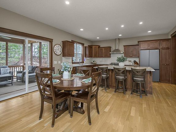 3rd image of 10495 Niblick Ln