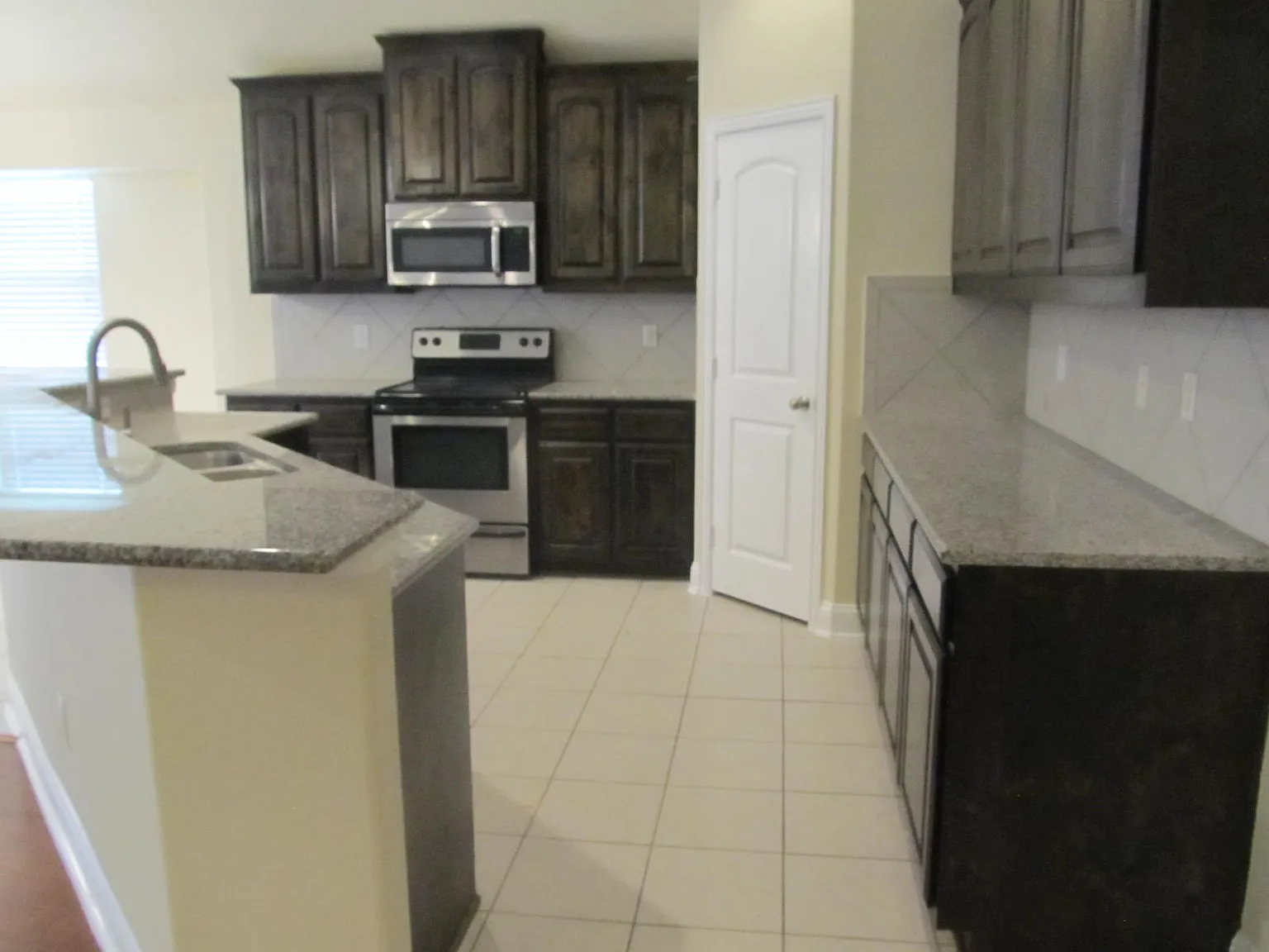 3 bed, 1435 sqft, $2,100 — Photo 4