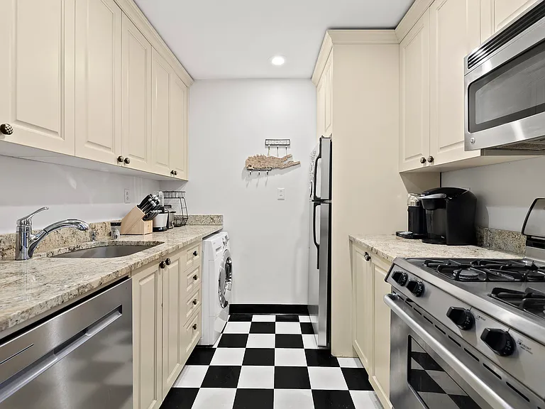 27 W 9th St #3 — Photo 3