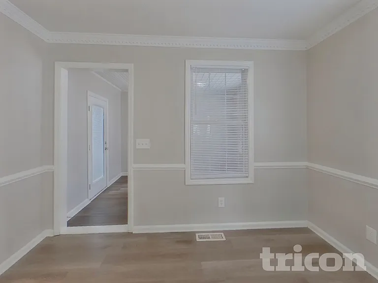 337 Montclaire Ln — Photo 4