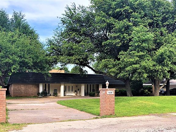 3rd image of 2524 Bainbridge Dr