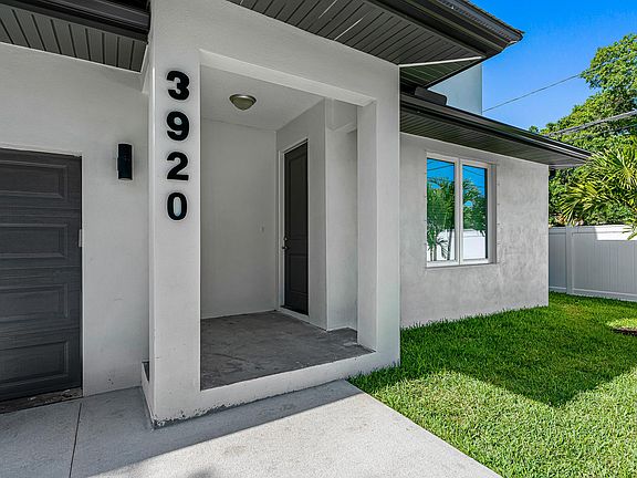 4th image of 3920 W Everett Ave