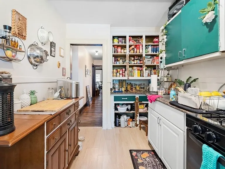 127 Beethoven St #C — Photo 4