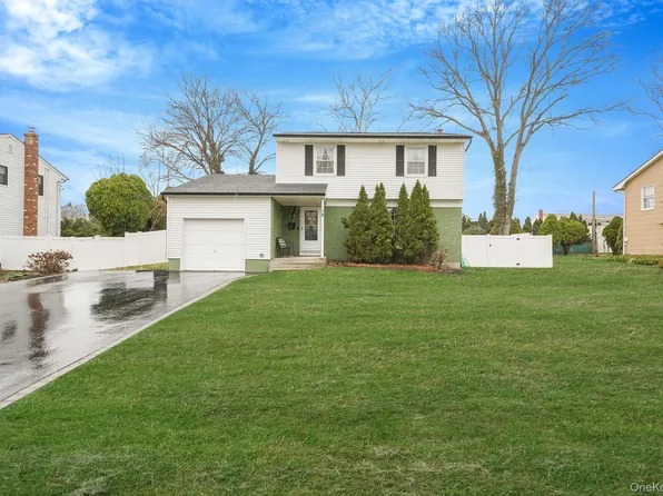 18 Enfield Lane, Kings Park, NY 11754