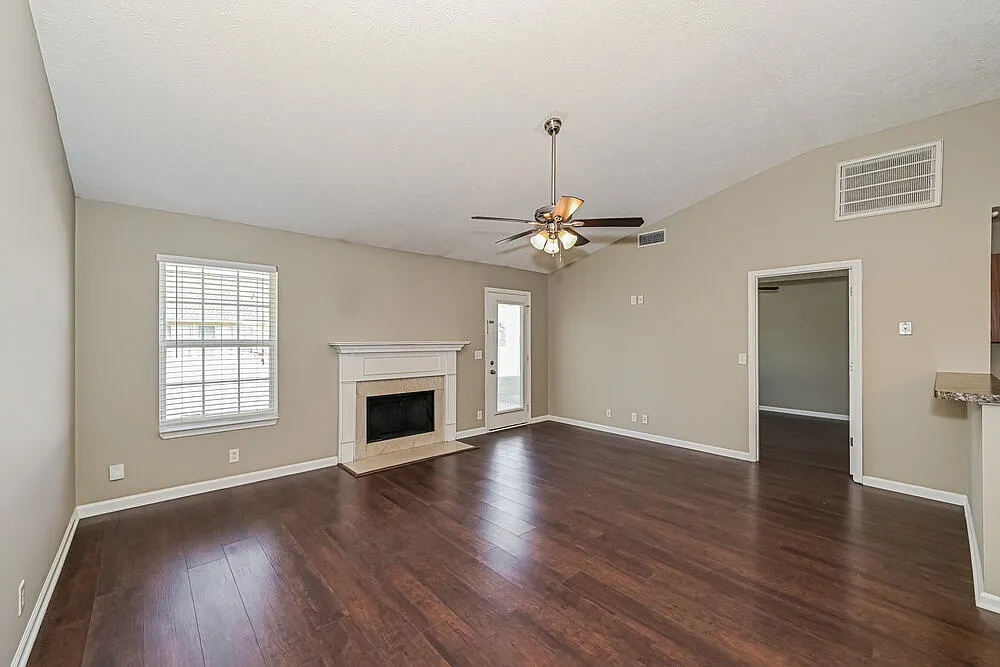 3 bed, 2.0 bath, 1238 sqft, $2,030 — Photo 3