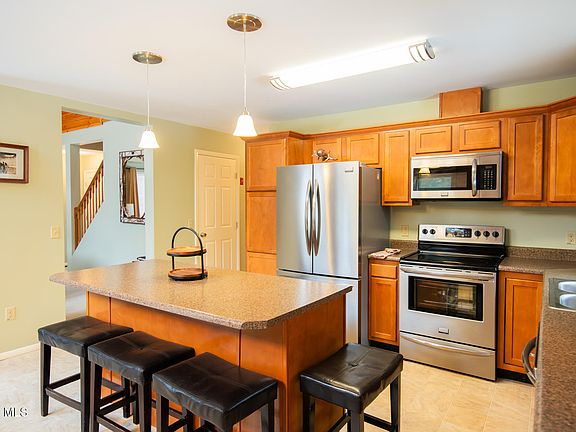 5th image of 6 Stone Place Rd