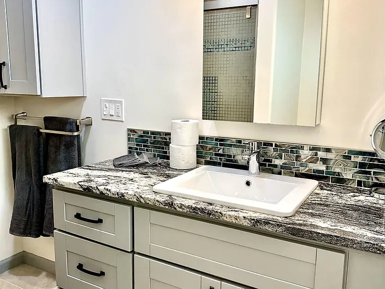 7672 La Jolla Blvd — Photo 10