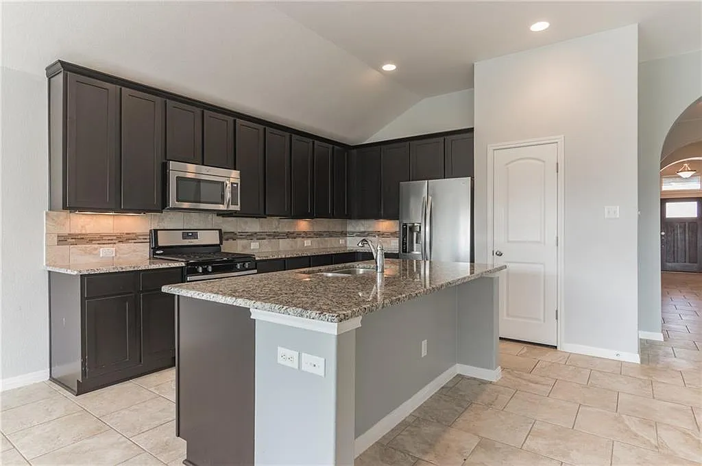 320 Lightcliff St — Photo 4