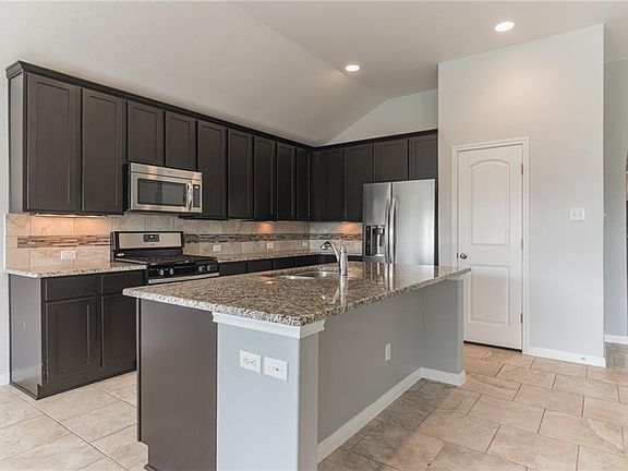 4th image of 320 Lightcliff St