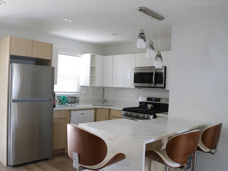22407 Strassburg Ave — Photo 5