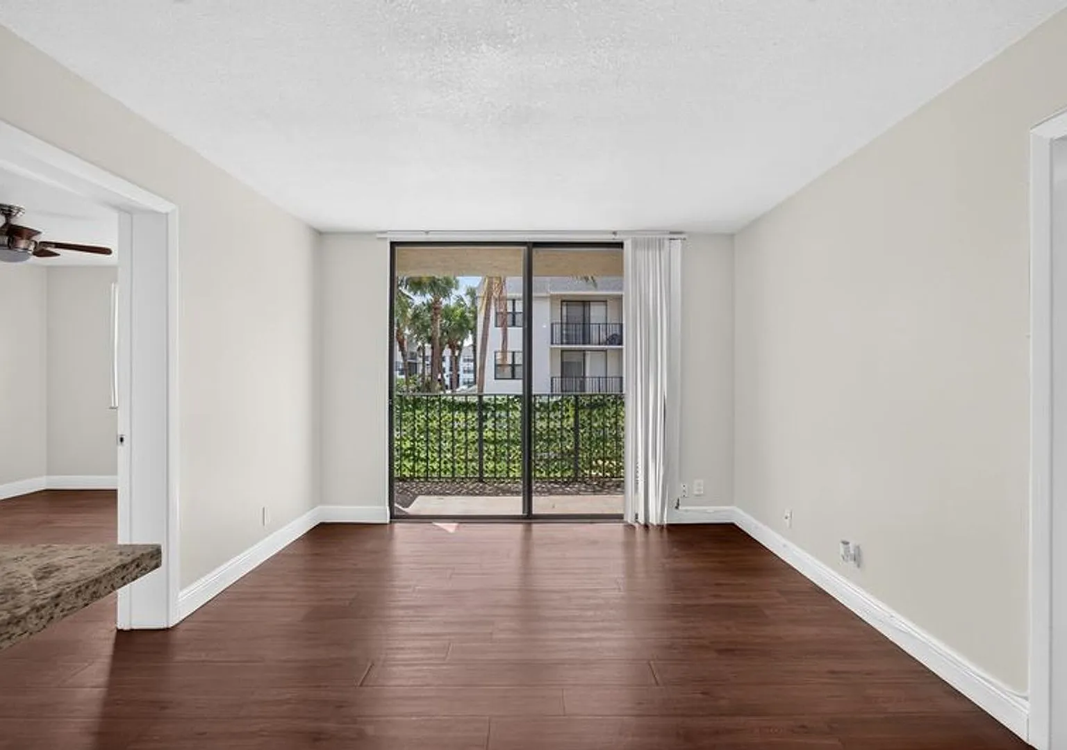 Two Bedroom Two Bathroom!! Waterfront Community — Photo 4