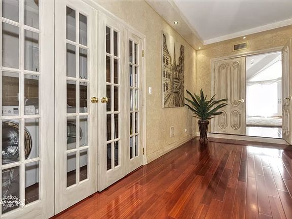 2nd image of 319 Whitman Dr