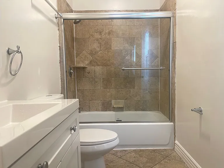 719 N Madison Ave — Photo 13