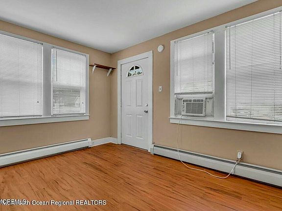 4th image of 46 Oak St