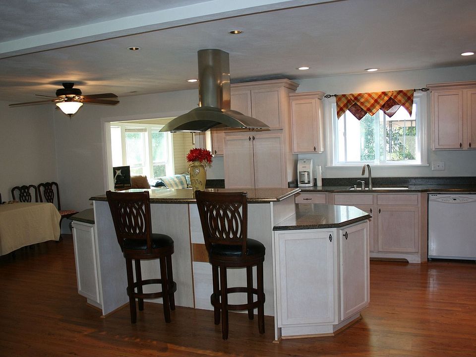 gourmet kitchen