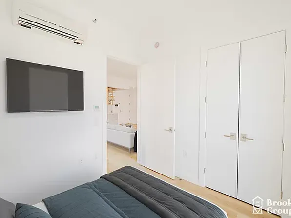 1889 Atlantic Avenue image 4 of 28