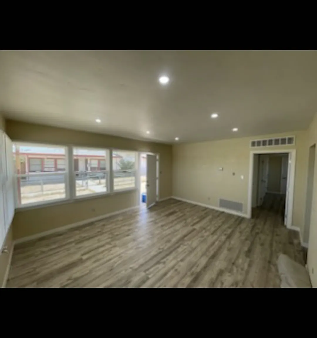 2 bed, 990 sqft, $1,350 — Photo 2