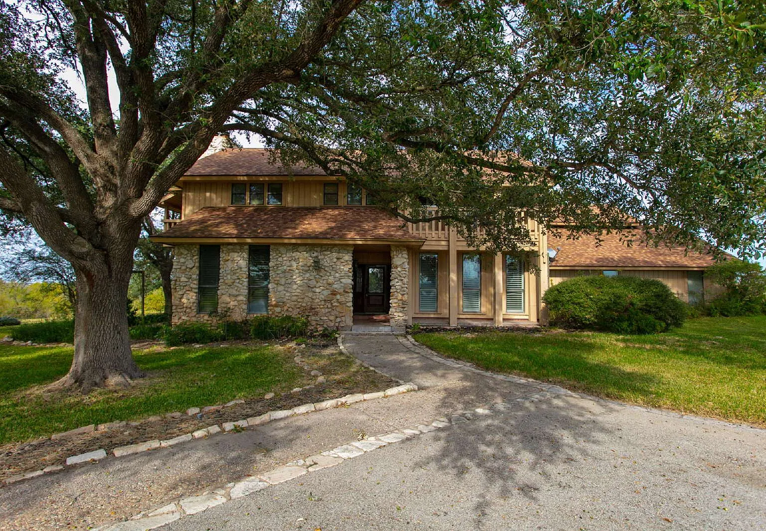 5 bed, 3.5 bath, 4016 sqft, $3,500 — Photo 4