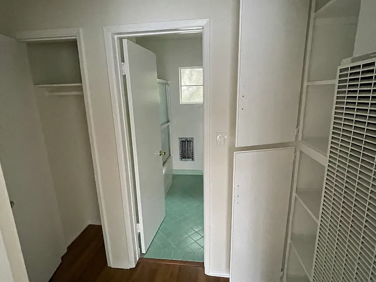 1560 N Laurel Ave — Photo 17