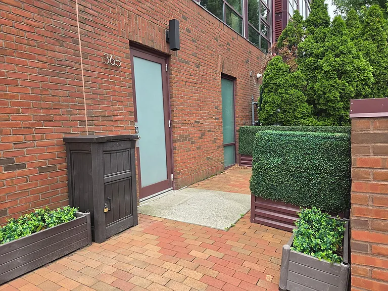 365 Auden Ave — Photo 1