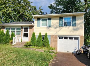 111 Maplewood Dr, Douglassville, PA 19518
