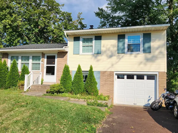 111 Maplewood Dr, Douglassville, PA 19518