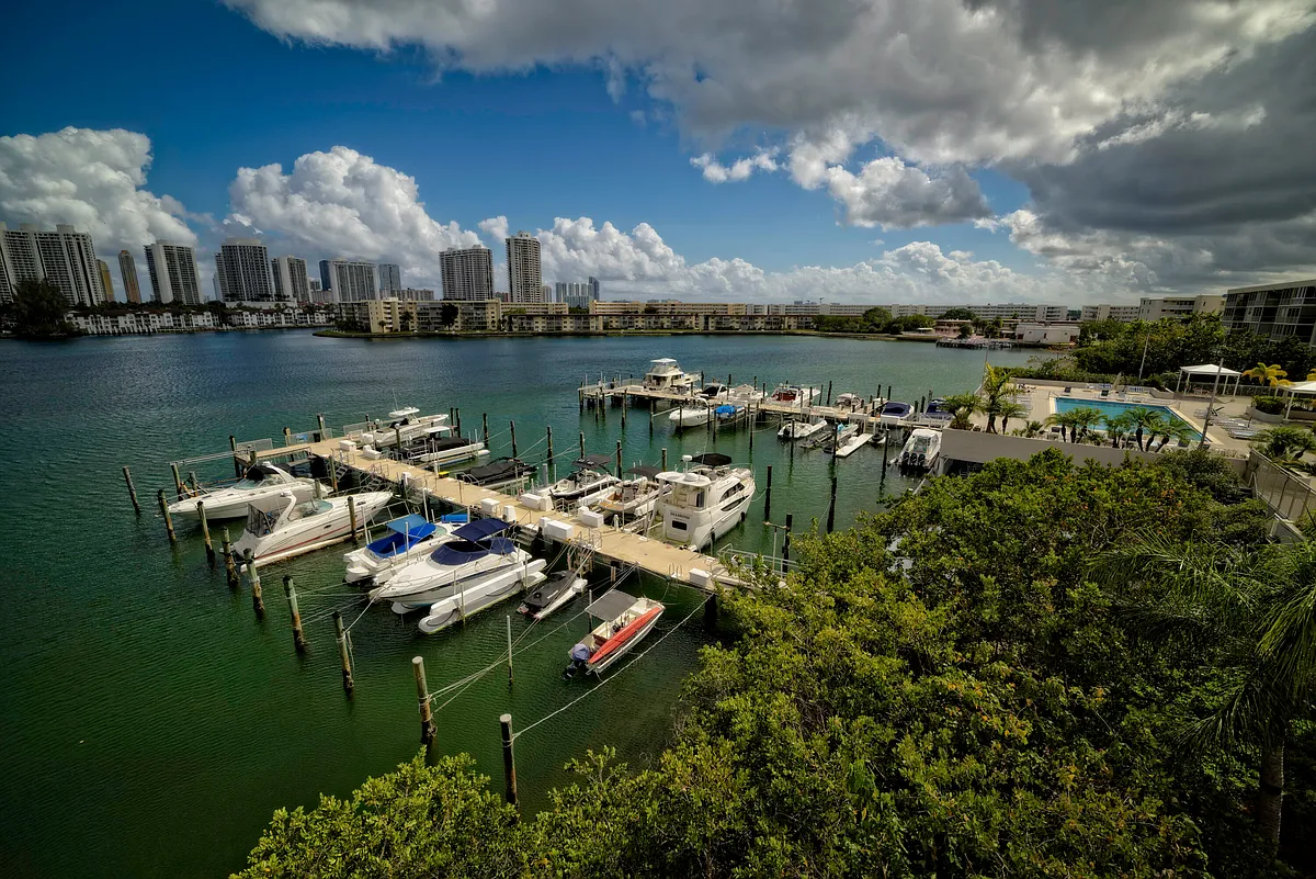 Building Photo - 18081 Biscayne Blvd #403