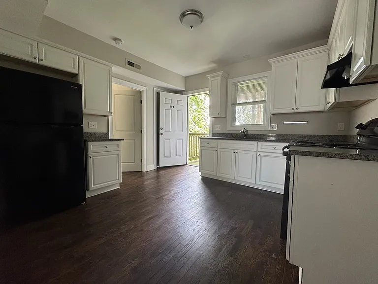 203 Howe Ave #203 — Photo 2