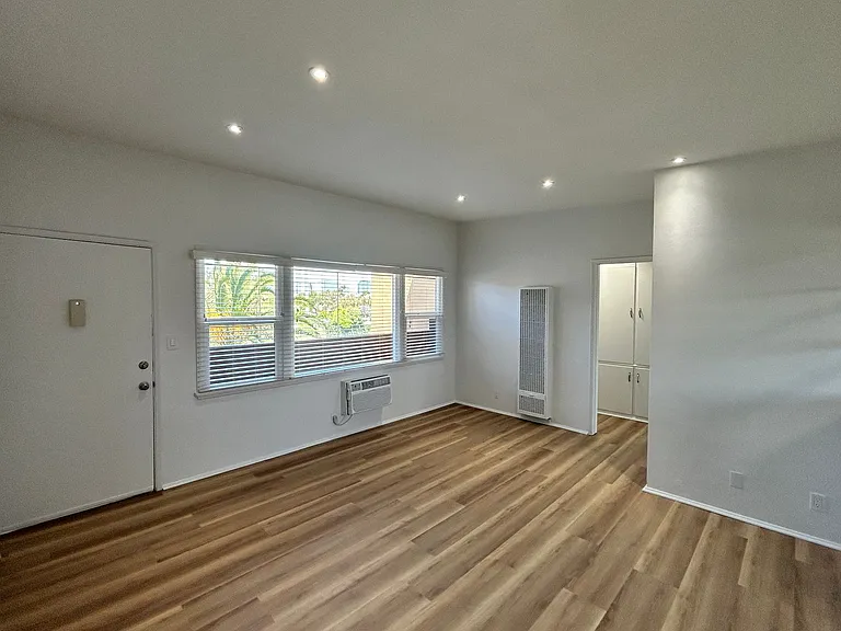 1957 Frank St / 2519 Virginia Ave — Photo 11