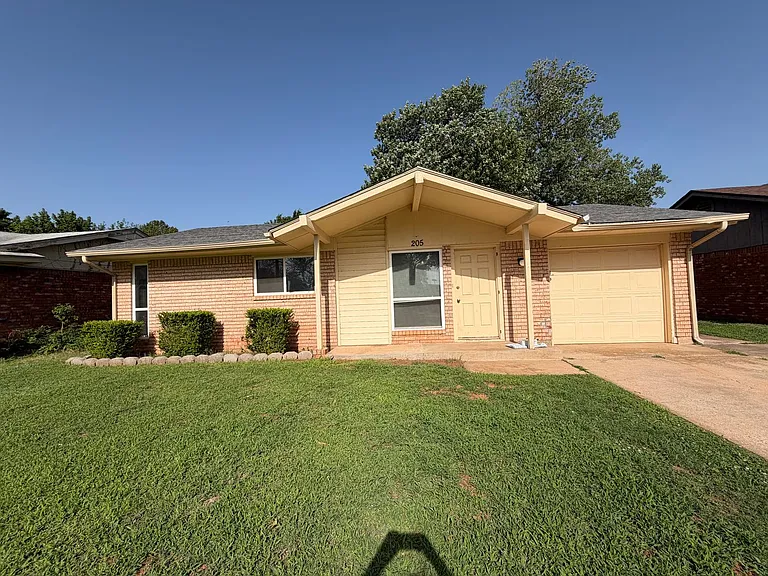 205 S Meadow Ln — Photo 1