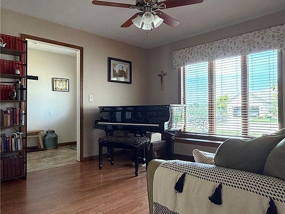 4th image of 451 Bur Oak Dr