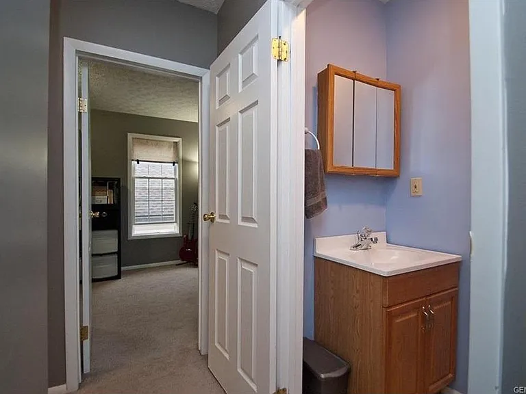 1/2 bathroom (2nd floor)