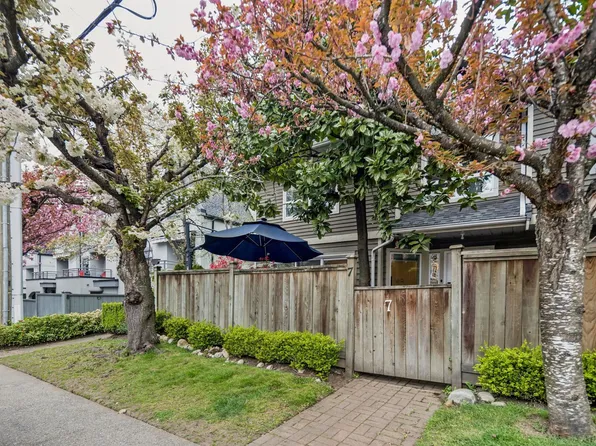 848 W 16th St #7, North Vancouver, BC V7P 1R3