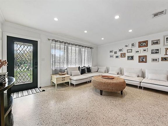 3rd image of 807 Summit Blvd