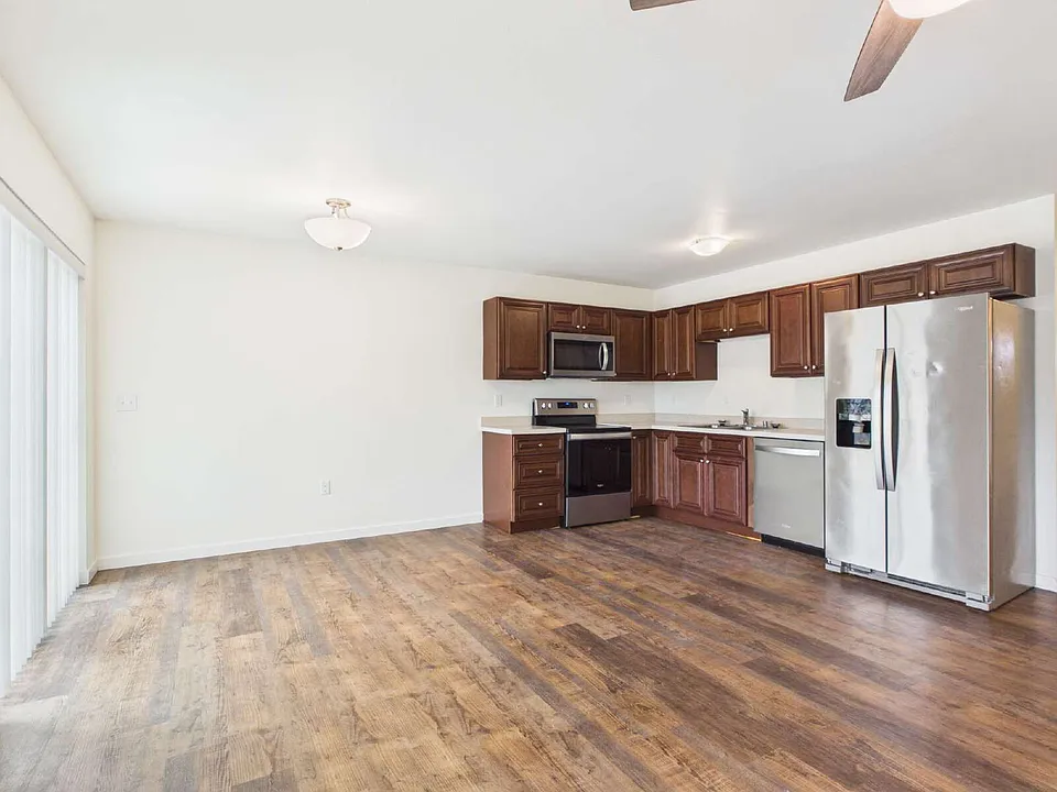 140 2nd Ave #4