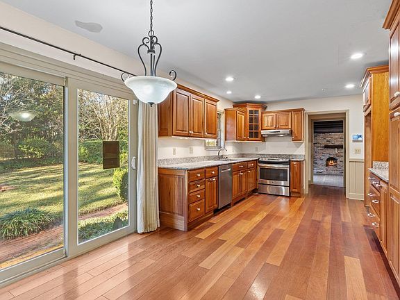 5th image of 3106 Lakeshore Dr