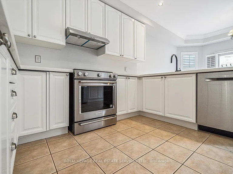 54 Stonebrook Cres — Photo 19