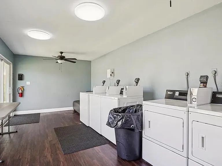 1100 E Caroline St — Photo 15