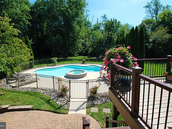 4th image of 1407 Woodrose Manor Dr