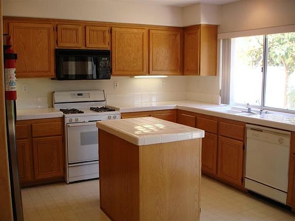 Bright Kitchen w/Gourmet Center Island