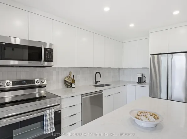 60 Southport St #304, Toronto, ON M6S 3N4