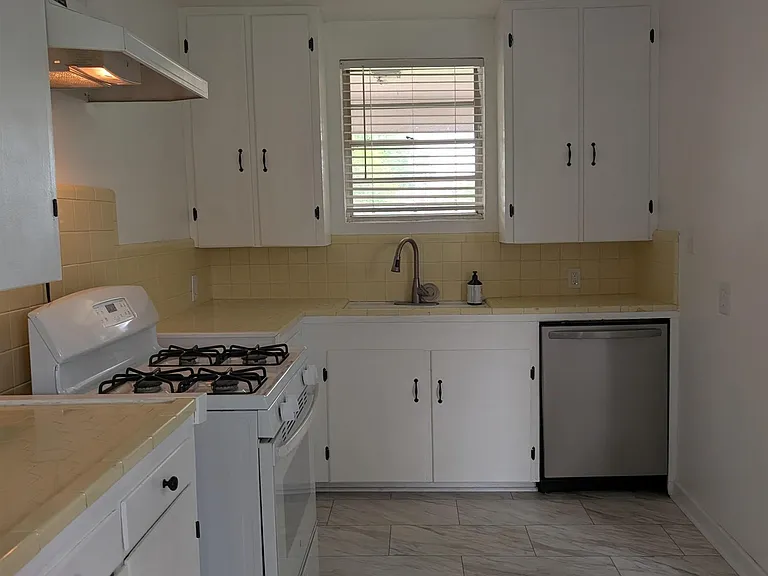 235 Burgin Ave — Photo 4