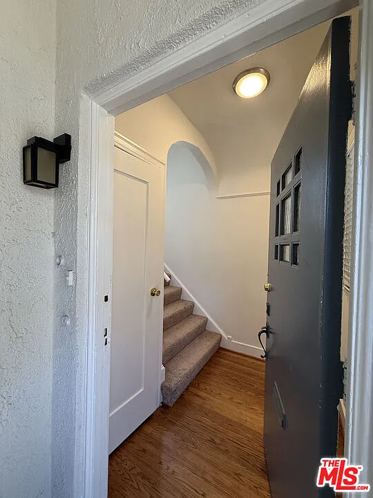 3 bed, 2.0 bath, 1934 sqft, $5,100 — Photo 2