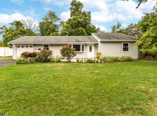 31 Kendall Rd S, Kendall Park, NJ 08824