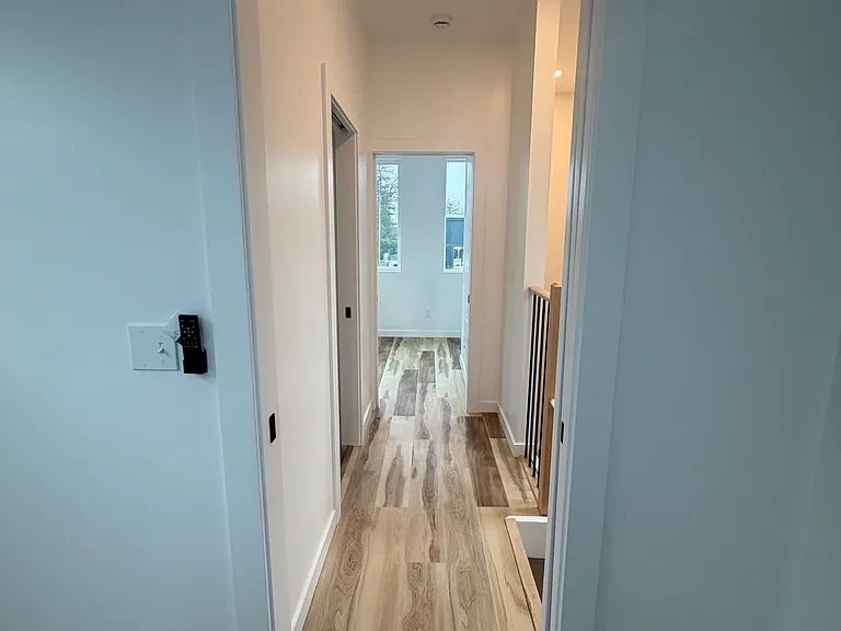 290 Monmouth Ave S — Photo 20