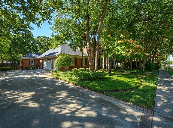 3rd image of 206 Royal Oaks Ct
